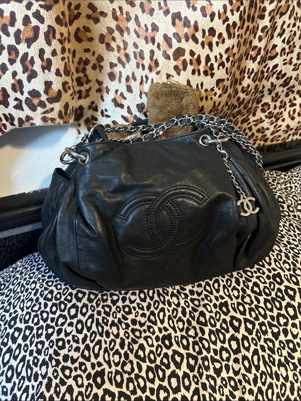 Chain soft Black real vintage Leather Chain-Accent Shoulder Bag